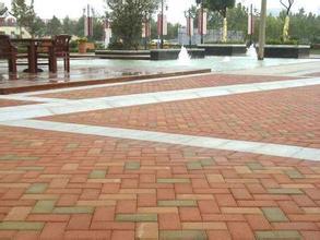 人行道使用混凝土取代彩磚，進(jìn)步還是倒退？